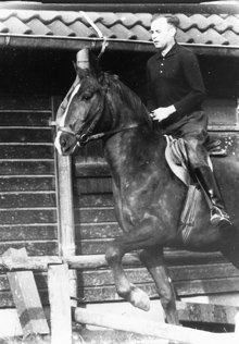 Lange wirkte Dr. Flade in Dummerstorf - hier 1971 bei der Ausbildung eines jungen Pferdes. Foto: Wego